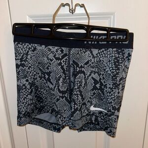 XS Nike Pro Grey Patterned Shorts